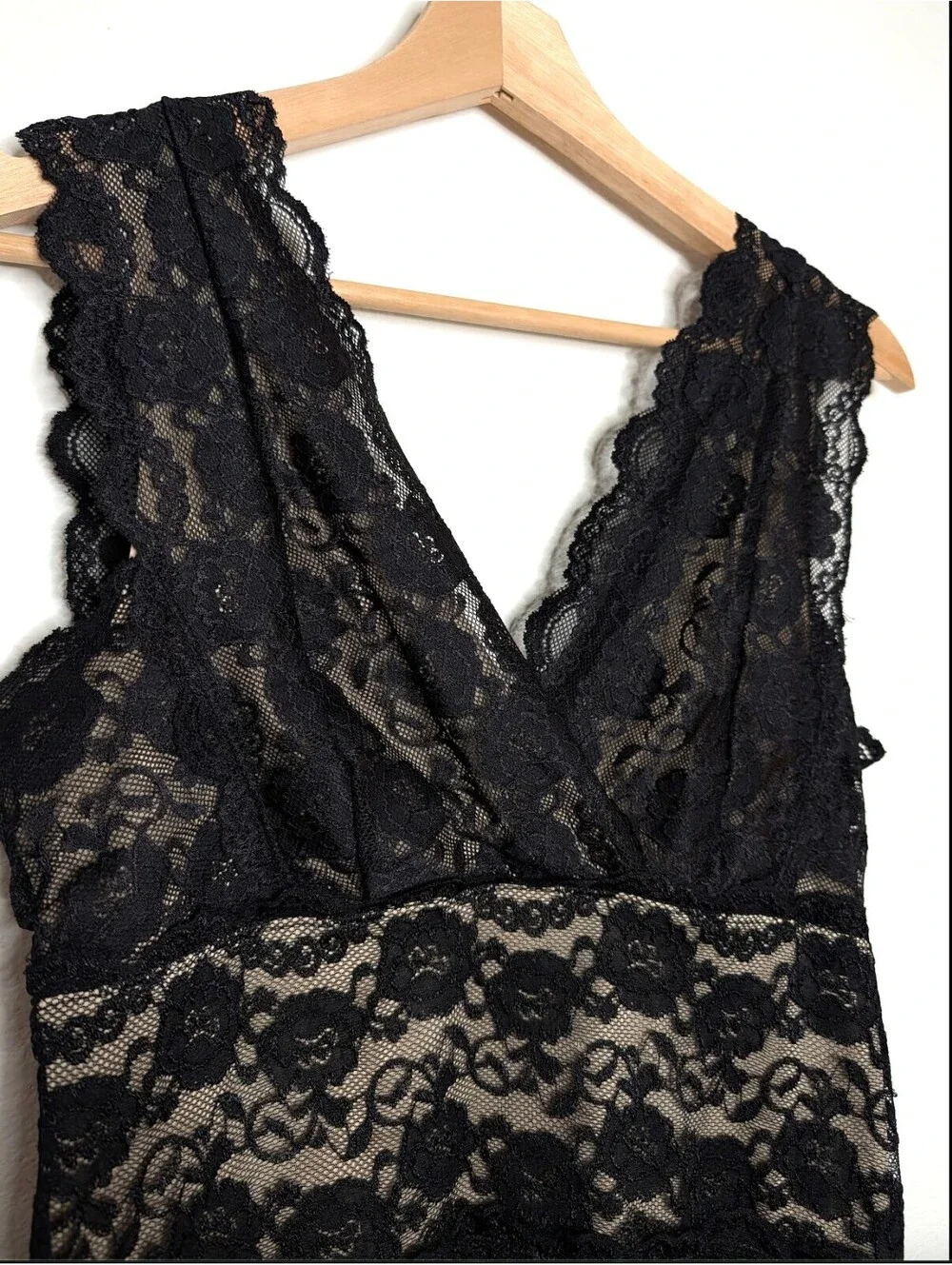 Vintage Lace V-Neck Tank Top - Picture 3 of 6